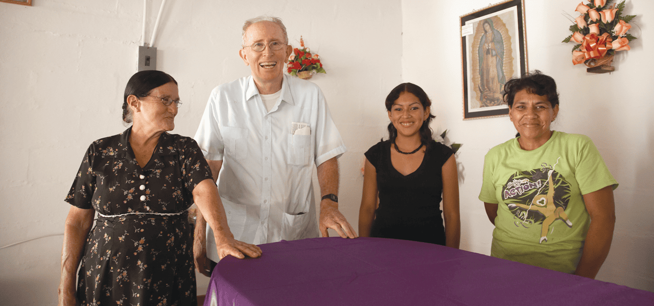 El Padre Spain e integrantes de la comunidad preparan un altar sencillo para una festividad tradicional en la Capilla de la Santísima Trinidad de la parroquia de Jocoaitique en Morazán. (Sean Sprague/ El Salvador)
