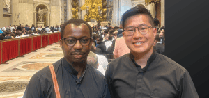 Los seminaristas Maryknoll Samuel Mutuku y Raymond Lee (de izq. a dcha.) viajaron a Roma en junio para participar en el Jubileo de los Seminaristas. (Cortesía de Raymond Lee/Ciudad del Vaticano)