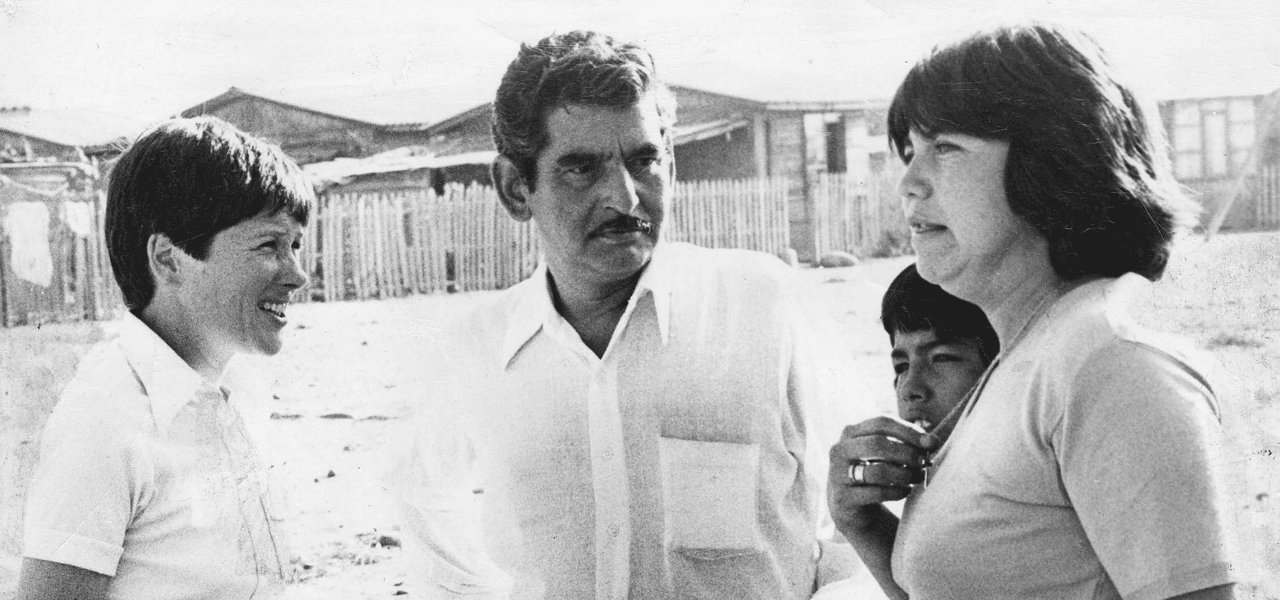 La Hermana Maryknoll Ita Ford (izquierda) trabajó en Chile bajo una dictadura militar antes de responder al llamado misionero del arzobispo Óscar Romero para servir en El Salvador. (Archivo de la Misión Maryknoll/Chile)
