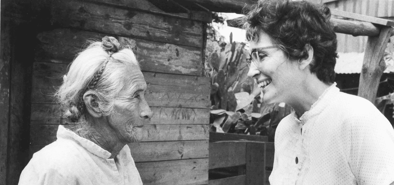 La Hermana Maryknoll Maura Clarke (derecha) sirvió en misión durante dos décadas en Nicara- gua, también bajo una dictadura militar, antes de unirse a la Hermana Ita Ford en El Salvador. (Archivo de la Misión Maryknoll/Nicaragua)