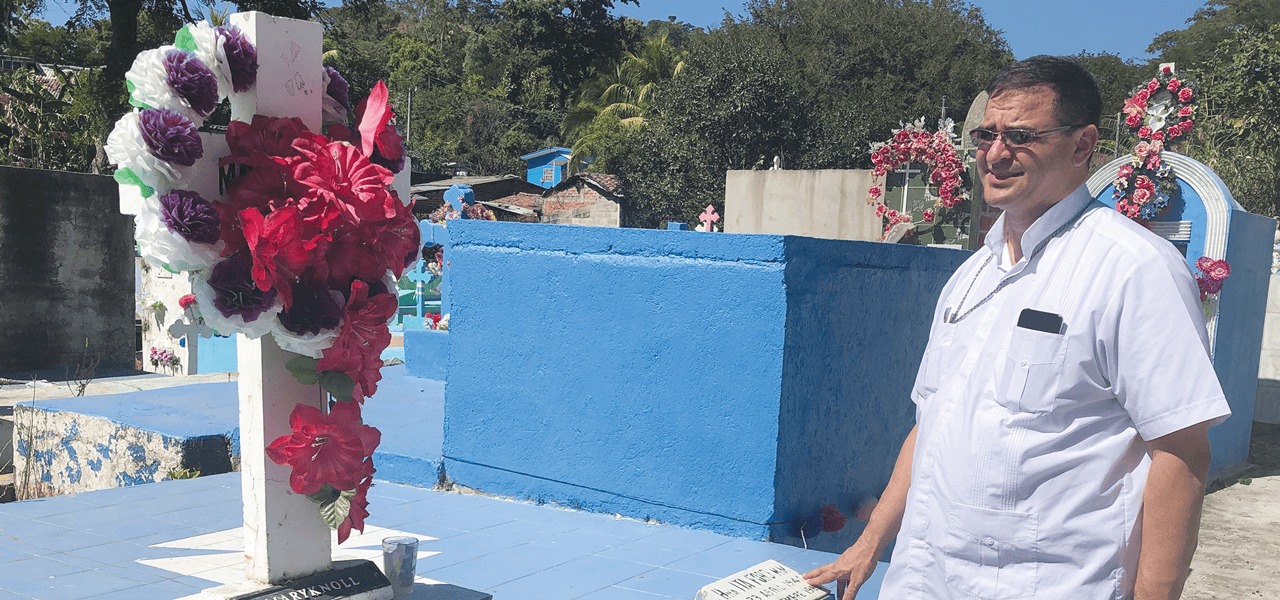El obispo Oswaldo Escobar Aguilar de Chalatenango visita cada año las tumbas de las Hermanas Maura Clarke, Ita Ford y Carol Ann “Carla” Piette en el cementerio de Chalatenango, El Salvador. (CNS/Rhina Guidos/El Salvador)