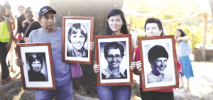 En un servicio conmemorativo en Santiago Nonualco, El Salvador, personas sostienen las imágenes de las cuatro estadounidenses asesinadas en la guerra civil. (CNS/José Cabezas/Reuters/El Salvador)
