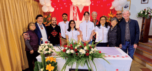 De derecha a izquierda: John O’Donoghue, Víctor Artaiz y un grupo de misioneros y exmisioneros laicos Maryknoll sirven en misión en diferentes ministerios en Cochabamba, Bolivia. (Alejandro Marina/Bolivia)