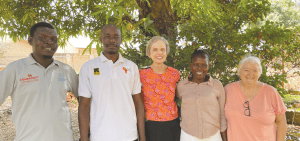 Las misioneras laicas Joanne Blaney y Marj Humphrey (centro, dcha.), con Yasinto, Patrick y Lucy, del equipo de Justicia y Paz de Gulu. (Misioneros Laicos Maryknoll/Uganda)