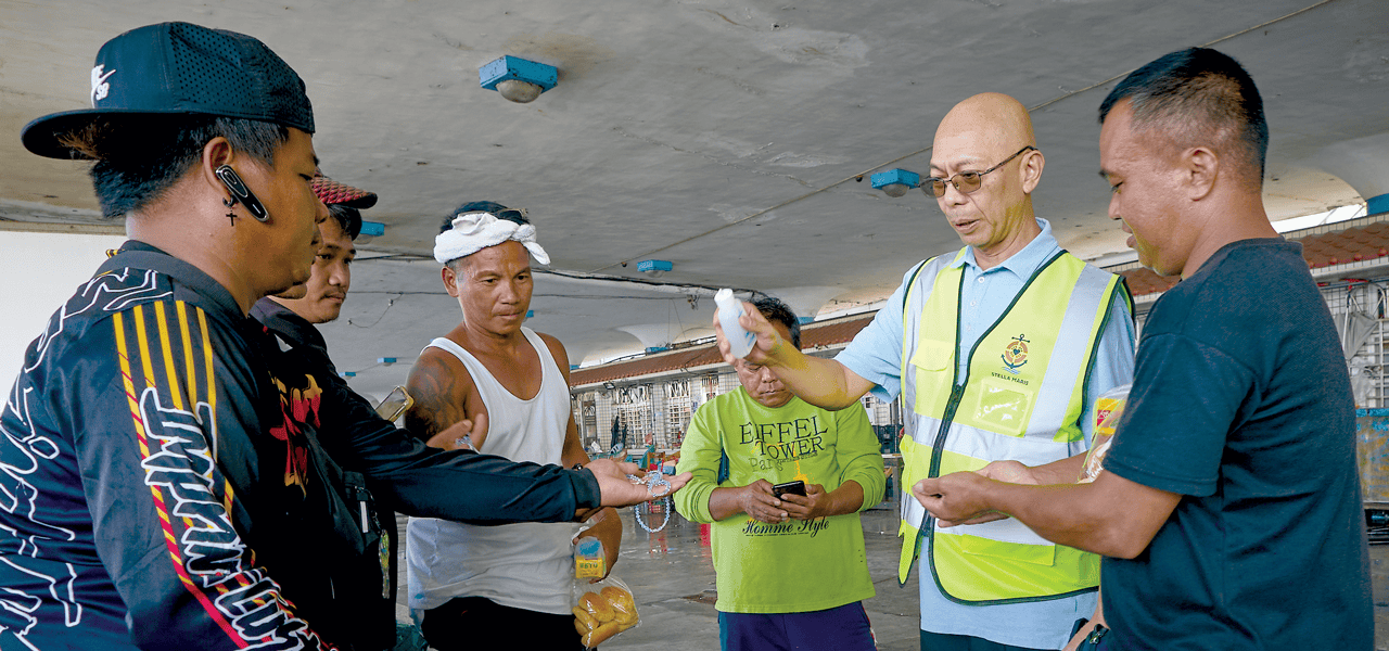 El Padre Maryknoll Joyalito Tajonera bendice los rosarios de pescadores migrantes de las Filipinas.<br />
