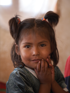 Una niña en Bolivia, en 2007, donde los misioneros Maryknoll sirven. (Sean Sprague/Bolivia)