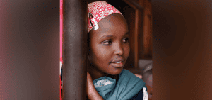 Una niña en un barrio pobre de Kenia, donde los misioneros Maryknoll sirven. (Sean Sprague/Kenia)
