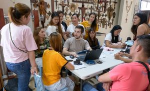 Charles Niece, director de derechos humanos y transparencia en la cadena de suministro, un proyecto de Maryknoll con sede en Taiwán, habla con los trabajadores de una fábrica conflictiva y les informa de sus derechos según la legislación taiwanesa. Se reunieron en la iglesia católica Tanzi de Taichung, que también sirve de refugio para los trabajadores migrantes en situación de crisis. (Paul Jeffrey/Taiwan)