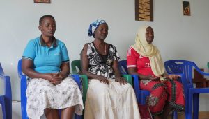Imagen destacada: Un grupo de vecinas se unen en oración en la Casa de Oración del Lago del Buen Pastor en Tanzania, donde la Hermana Maryknoll Janet Srebalus ha dado dirección espiritual. (Sean Sprague/Tanzania)