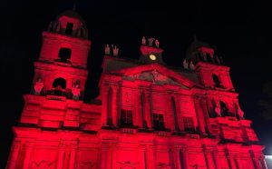 La catedral de San José de Nazaret en Toluca, México, se ilumina en noviembre de 2023 con motivo de la iniciativa “Miércoles Rojo”, que forma parte de la conmemoración de Ayuda a la Iglesia Necesitada en favor de los cristianos perseguidos. (OSV News/cortesía de ACN)