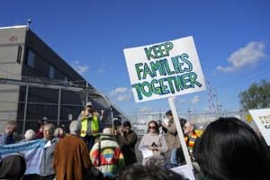 La gente se reúne para una vigilia de oración a favor de los inmigrantes frente al Delaney Hall, un centro de detención de migrantes en Newark, Nueva Jersey, el 22 de octubre de 2025. El evento estaba afiliado a la iniciativa nacional "Una Iglesia, una familia: testimonio público católico por los inmigrantes", organizada en respuesta a la continua represión de la administración Trump contra la inmigración no autorizada. Está previsto un evento similar para el 13 de noviembre, festividad de Santa Francisca Xavier Cabrini, patrona de los inmigrantes. (OSV News/Gregory A. Shemitz)