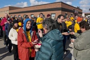 Las personas reciben la comunión durante una misa al aire libre en el barrio de Broadview, en Chicago, el 1 de noviembre de 2025, en presencia de líderes interreligiosos, miembros de la comunidad y voluntarios, frente a las instalaciones del ICE en Broadview, después de que el presidente de los Estados Unidos, Donald Trump, ordenara aumentar la presencia de las fuerzas del orden federales para ayudar en la prevención del delito. La misa fue oficiada por el obispo auxiliar de Chicago, José María García-Maldonado. (OSV News/Leah Millis, Reuters)