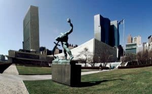 Imagen destacada: La estatua de bronce “Convirtamos las espadas en rejas de arado” en los jardines de las Naciones Unidas en Nueva York. (United Nations/Flickr/EE. UU.)