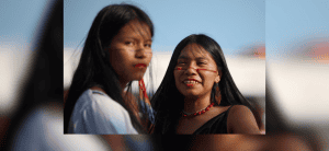 Las mujeres observan la llegada de una flotilla que transporta a representantes indígenas de toda América Latina a Belém el 9 de noviembre de 2025, antes de la Conferencia de las Naciones Unidas sobre el Cambio Climático, o COP30, en Brasil. Una delegación de cardenales, obispos y activistas laicos da a la Iglesia brasileña una fuerte presencia en la COP30, que se celebra del 10 al 21 de noviembre en Belém. (OSV News/Adriano Machado, Reuters)