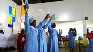 Miembros de la congregación de Santa Teresa del Niño Jesús durante una misa celebrada en 2021 en Puerto Príncipe, Haití. El 31 de marzo de 2025, dos miembros de la congregación, las hermanas Evanette Onezaire y Jeanne Voltaire, fueron asesinadas durante un ataque perpetrado por miembros de una banda armada en Mirebalais, a unos 50 kilómetros al noreste de la capital haitiana, Puerto Príncipe. (OSV News/cortesía de Aid to the Church in Need) 