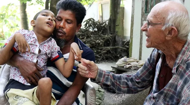 Misionero Maryknoll ayuda a niños con discapacidad en Bangladesh