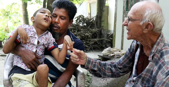 Misionero Maryknoll ayuda a niños con discapacidad en Bangladesh