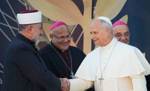 El Papa León XIV estrecha la mano de Sheikh Ali Kaddour, presidente del Consejo Islámico Alawi del Líbano, durante una reunión ecuménica e interreligiosa celebrada en la Plaza de los Mártires de Beirut, Líbano, el 1 de diciembre de 2025. (CNS/Lola Gómez)