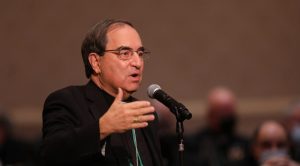 El obispo Michael G. Duca, de Baton Rouge, Luisiana, interviene durante una sesión celebrada el 17 de noviembre de 2021 en la asamblea general de otoño de la Conferencia Episcopal Católica de Estados Unidos en Baltimore. En medio de las redadas de detención de inmigrantes en Luisiana, el obispo Duca emitió el 4 de diciembre de 2025 una dispensa de la obligación de asistir a misa para aquellos católicos que “temen legítimamente participar en la misa debido a su miedo”. (OSV News/Bob Roller)