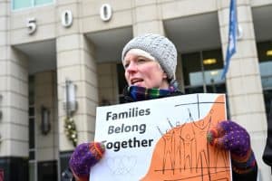 Imagen destacada: Susan Gunn, directora de la Oficina de Asuntos Globales Maryknoll, asiste a una vigilia de oración frente a la sede del Servicio de Inmigración y Control de Aduanas de Estados Unidos en Washington el 12 de diciembre de 2025. La vigilia se celebró en la fiesta de Nuestra Señora de Guadalupe para honrar a la patrona de las Américas y mostrar apoyo a "nuestros hermanos y hermanas inmigrantes", según informaron los organizadores. (OSV News/Leslie E. Kossoff)