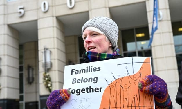 Católicos honran a la Virgen de Guadalupe frente a sede de ICE