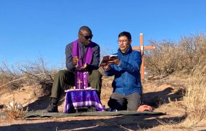 Dos sacerdotes jesuitas no identificados concelebran una misa en el desierto de Chihuahua, en Nuevo México, el 21 de diciembre de 2025, por una mujer guatemalteca de 20 años, cuyos restos fueron recuperados previamente en la zona marcada por la cruz, y también por dos mujeres cuyos restos fueron encontrados el 19 de diciembre. (OSV News/cortesía de Collin Price)