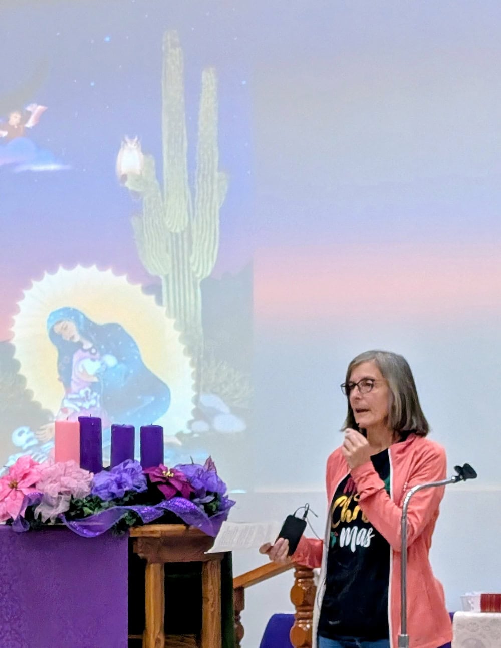 Heidi Cerneka, abogada especializada en inmigración con sede en El Paso, Texas, y miembro de la comunidad de misioneros laicos Maryknoll, habla durante una posada en El Paso el 21 de diciembre de 2025, después de que ella y una docena de sacerdotes y seminaristas jesuitas, además de otros voluntarios laicos, encontraran los restos de dos mujeres el 19 de diciembre en Nuevo México, tras recorrer un tramo de 80 millas en un rincón del desierto más grande de América del Norte en busca de migrantes, vivos o muertos, que cruzaron la frontera entre Estados Unidos y México. (OSV News/cortesía de James Holeman)