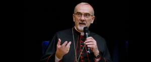 El Cardenal Pierbattista Pizzaballa, patriarca latino de Jerusalén, asiste a una rueda de prensa en Jerusalén el 22 de julio de 2025, tras un viaje a la Franja de Gaza, donde visitó el complejo de la parroquia de la Sagrada Familia, que fue bombardeado por Israel. (OSV News/Ammar Awad, Reuters)