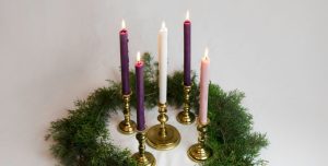 Imagen destacada: Velas de Adviento. (Unsplash)