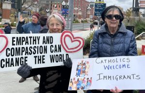 Imagen destacada: Afiliados Maryknoll en Albany, Nueva York, sostienen carteles en una vigilia de oración durante la festividad de Santa Francisca Javiera Cabrini, patrona de los inmigrantes, el 14 de noviembre de 2025. (Cortesía de los afiliados Maryknoll/EE. UU.)