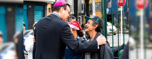 Imagen destacada: El Obispo Auxiliar de Bogotá, Mons. Alejandro Díaz conversa con una persona necesitada en el barrio de Santa Fe durante la Navidad Jubilar en las Periferias. (Cortesía Diana Bonilla/Colombia)