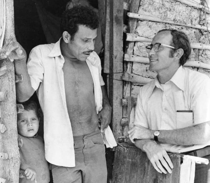 El Padre Joaquín Álvarez y el Padre Maryknoll John Spain (derecha) visitan la tumba de San Óscar Romero en la catedral de San Salvador. (Octavio Durán/El Salvador)