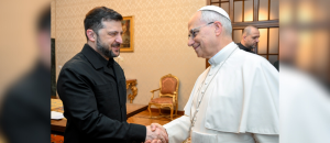 El presidente Volodímir Zelenskyy de Ucrania saluda al Papa León XIV durante una reunión en la residencia papal de Castel Gandolfo el 9 de diciembre de 2025. (CNS/Vatican Media)