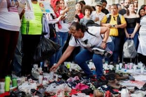 Personas participan en una vigilia en Guadalajara, México, el 15 de marzo de 2025, por las víctimas de la fosa clandestina encontrada recientemente en Teuchitlán, Jalisco. Los líderes católicos de México rezaron por los desaparecidos del país e instaron a la población del país y a sus líderes políticos a escuchar a las víctimas de la violencia, en medio de la indignación por el descubrimiento de fosas comunes y hornos para incinerar cadáveres en un complejo del cártel de la droga. (OSV News/Michelle Freyria, Reuters)