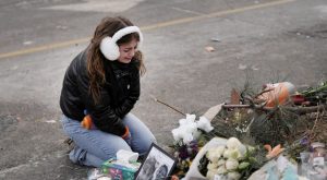 Una joven se emociona ante un memorial improvisado en Minneapolis el 25 de enero de 2026, en el lugar donde un hombre fue asesinado a tiros por agentes federales que intentaban detenerlo el 24 de enero. El arzobispo Bernard A. Hebda, de St. Paul y Minneapolis, junto con otros líderes de la Iglesia, han hecho un llamado a la paz en medio de las crecientes tensiones. (OSV News/Tim Evans, Reuters)