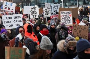 La gente participa en una manifestación en Minneapolis el 25 de enero de 2026, un día después de que un hombre fuera asesinado a tiros por agentes federales que intentaban detenerlo. El Departamento de Seguridad Nacional afirmó que Alex Pretti, un enfermero de cuidados intensivos de 37 años, tenía una pistola y se acercó a los agentes de la Patrulla Fronteriza durante una operación específica el 24 de enero. (OSV News/Shannon Stapleton, Reuters)