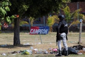 Un miembro de la Guardia Nacional examina la escena después de una masacre en una cancha de fútbol en la municipalidad de Salamanca, México, el 26 de enero del 2026. Hombres armados descendieron de dos vehículos y dispararon a espectadores y jugadores de fútbol durante un juego amistoso el 25 de enero en la comunidad de Loma de Flores, según oficiales locales. (OSV News photo/Juan Moreno, Reuters)