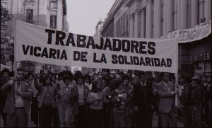 Imagen destacada: Manifestación en el centro de Santiago con trabajadores de la Vicaría de la Solidaridad en agosto 1983 (Archivo Nacional de Chile/Chile)