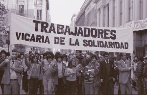 Imagen destacada: Manifestación en el centro de Santiago con trabajadores de la Vicaría de la Solidaridad en agosto 1983 (Archivo Nacional de Chile/Chile)