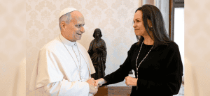 El Papa León XIV se reúne con María Corina Machado, líder de la oposición venezolana y ganadora del Premio Nobel de la Paz 2025, durante una audiencia privada en el Vaticano el 12 de enero de 2026. (CNS/Vatican Media)
