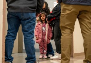 La familia de un migrante detenido habla con los funcionarios de inmigración en un intento por obtener información en un tribunal de inmigración de Estados Unidos en el distrito de Manhattan de la ciudad de Nueva York, el 16 de enero de 2026. (OSV News/David “Dee” Delgado, Reuters)