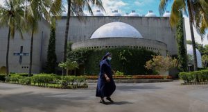 Una religiosa pasa frente a la Catedral Metropolitana de la Inmaculada Concepción de María en Managua, Nicaragua, el 12 de agosto de 2022. (OSV News/Maynor Valenzuela, Reuters)