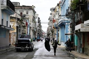 Gente camina en La Habana, mientras cubanos de todos los ámbitos sociales se refugian en modo de supervivencia, lidiando con apagones aparentemente interminables y precios disparados de los alimentos, el combustible y el transporte, a medida que Estados Unidos aumenta la presión sobre la nación comunista, en La Habana, Cuba, el 26 de enero de 2026. (Foto OSV/Norlys Pérez, Reuters)