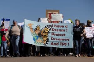 La gente participa en una protesta en el Centro Residencial Familiar del Sur de Texas, donde Adrian Conejo y su hijo Liam Conejo Ramos, que fueron detenidos por agentes del Servicio de Inmigración y Control de Aduanas de Estados Unidos (ICE) en Minnesota, estaban recluidos en el Centro de Procesamiento de Inmigración de Dilley, en Dilley, Texas, el 28 de enero de 2026. Ambos fueron puestos en libertad por orden judicial el 31 de enero y regresaron a Minneapolis al día siguiente. (OSV News/Antranik Tavitian, Reuters)