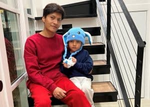 Liam Conejo Ramos, a la derecha, y su padre, Adrián Alexander Conejo Arias, que fueron detenidos por agentes de inmigración en Minnesota y luego trasladados a un centro de detención en Texas, sentados en las escaleras de su casa después de que un juez ordenara su liberación, en Columbia Heights, Minnesota, en esta foto obtenida de las redes sociales el 1 de febrero de 2026. (OSV News/Joaquín Castro vía BlueSky, vía Reuters)