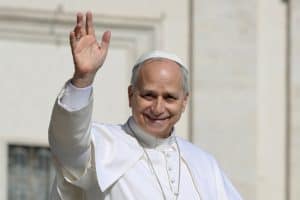 El Papa León XIV saluda a la multitud antes de dirigir la audiencia general en la Plaza de San Pedro del Vaticano el 18 de febrero de 2026. (CNS/Vatican Media)