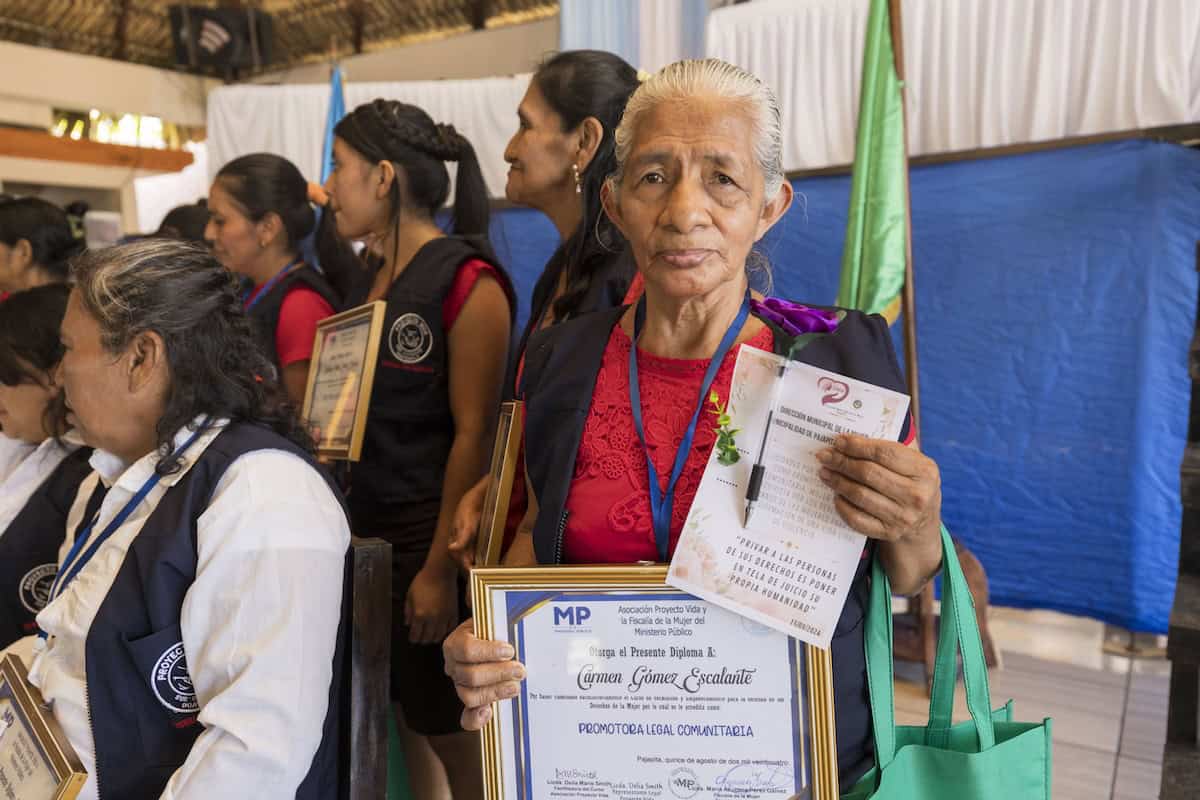 En la Iglesia Holy Family en El Paso, Texas, el Obispo Anthony Celino preside la Misa de envío. (José García/EE. UU.)