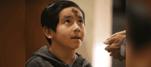 Un niño levanta la vista tras recibir las cenizas y dice "Amén" al ministro eucarístico durante la misa del Miércoles de Ceniza en la iglesia del Sagrado Corazón de Prescott, Arizona, el 5 de marzo de 2025. (OSV News/Bob Roller)