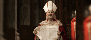 El Arzobispo Ronald A. Hicks sostiene el mandato apostólico del Papa León XIV que lo nombra nuevo arzobispo de Nueva York durante su misa de toma de posesión en la catedral de San Patricio de Nueva York, el 6 de febrero de 2026. (OSV News/Gregory A. Shemitz)
