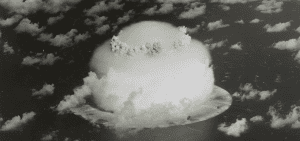 Con barcos debajo, una nube de hongo atómico se expande durante los ensayos nucleares de la operación Crossroads en el Atolón Bikini, Islas Marshall, en este folleto de 1984 de la Biblioteca del Congreso de Estados Unidosl (OSV/U.S.Library of Congress/Handout via Reuters/EE. UU.)